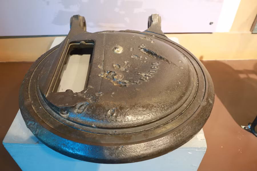 Nắp xe tăng của quân địch do bộ đội ta bắn cháy sau trận đánh Đồi A1 ngày 6/5/1954.