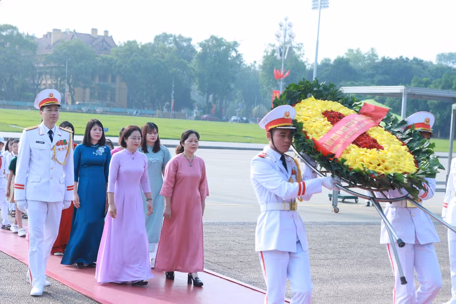 Vòng hoa của đoàn mang dòng chữ: "Trường Tiểu học Bắc Lệnh - TP Lào Cai, tỉnh Lào Cai đời đời nhớ ơn Chủ tịch Hồ Chí Minh vĩ đại".