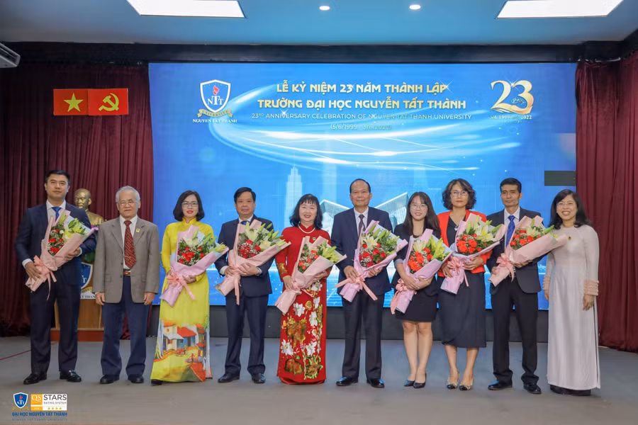 Hội đồng trường và Ban giám hiệu ra mắt và nhận hoa chúc mừng