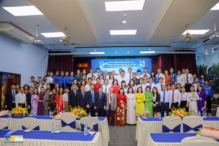 Đại biểu và khách mời chụp hình kỉ niệm tại lễ kỉ niệm 23 năm thành lập trường.