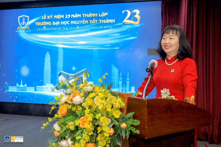 Bà Nguyễn Mai Lan - Chủ tịch Hội đồng trường phát biểu tại buổi lễ