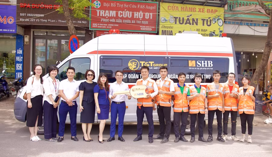 Đại diện Tập đoàn T&T Group và Ngân hàng SHB trao tặng Đội hỗ trợ sơ cứu FAS Angel xe cứu thương GAZ trị giá 870 triệu đồng.