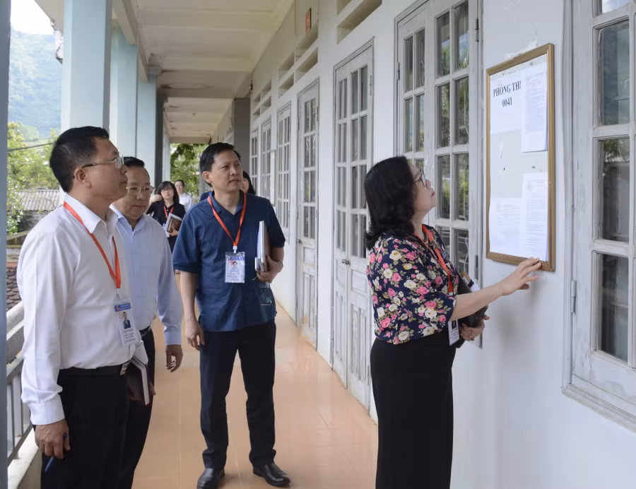 Thứ trưởng Ngô Thị Minh kiểm tra công tác chuẩn bị thi tại Trường phổ thông DTNT tỉnh Lai Châu.