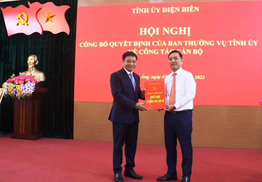Ông Nguyễn Văn Thắng - Bí thư Tỉnh ủy Điện Biên (bên trái) trao Quyết định về công tác cán bộ cho ông Tô Trọng Thiện Ông Nguyễn Văn Thắng - Bí thư Tỉnh ủy Điện Biên (bên trái) trao Quyết định về công tác cán bộ cho ông Tô Trọng Thiện