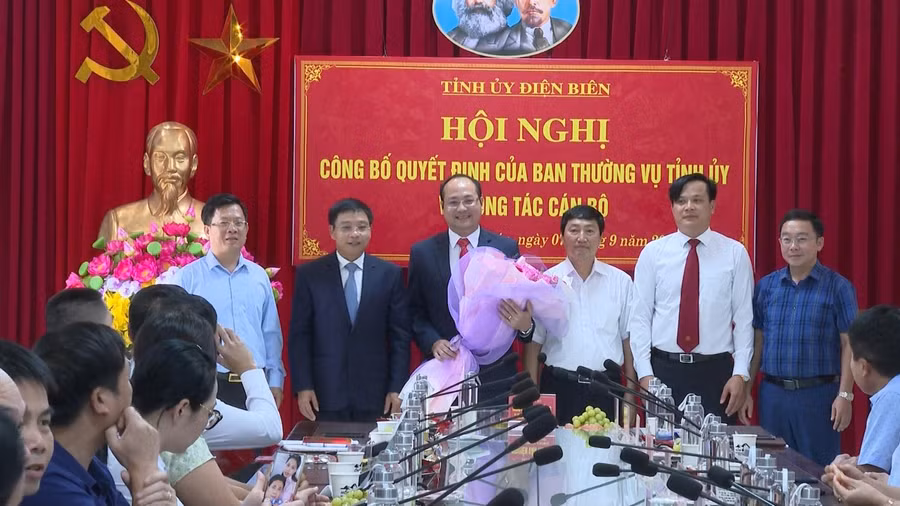 Ông Nguyễn Văn Thắng - Bí thư Tỉnh ủy Điện Biên (thứ 2 bên trái) tặng hoa chúc mừng ông Lê Xuân Cảnh