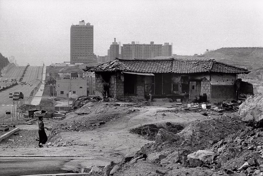 Tác phẩm "Phường Samsung, quận Gangnam,17/5/1981" của Kim Kichan.
