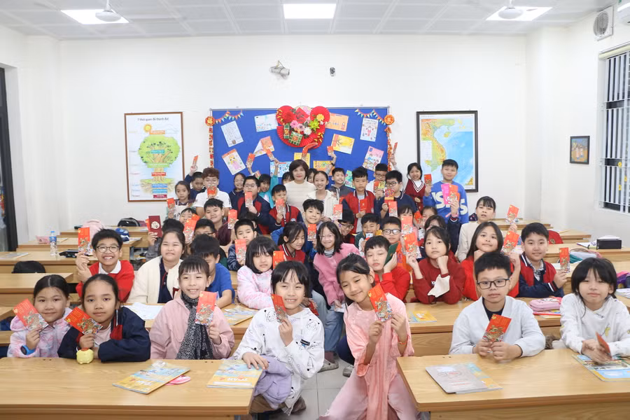 Các em được cô giáo lì xì đầu năm lấy may trước khi bước vào giờ học chính thức.