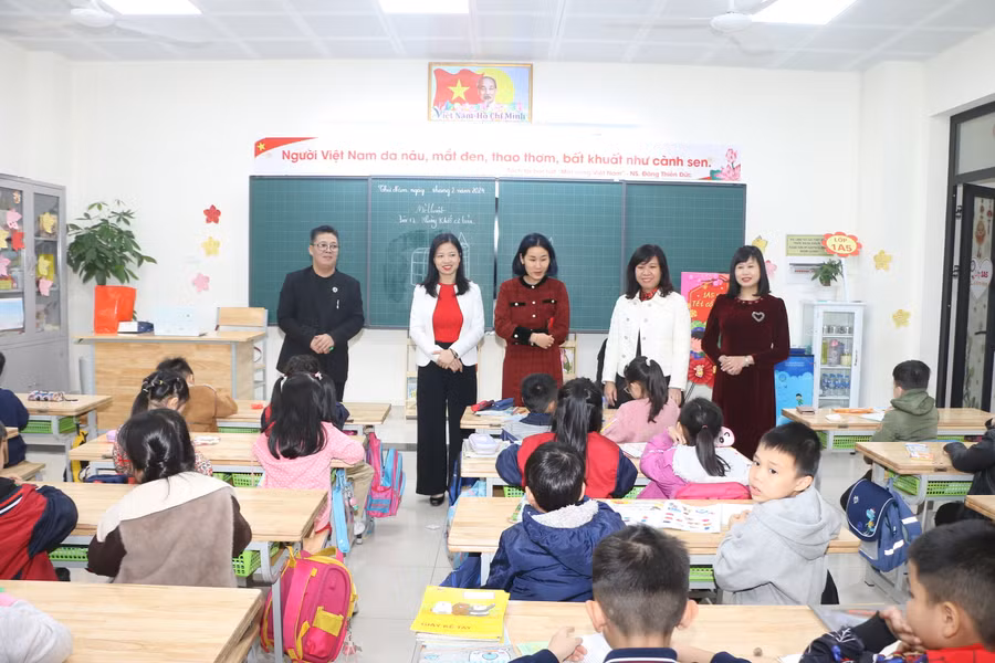 Ban giám hiệu Trường Tiểu học Đống Đa đi chúc Tết tới từng lớp.