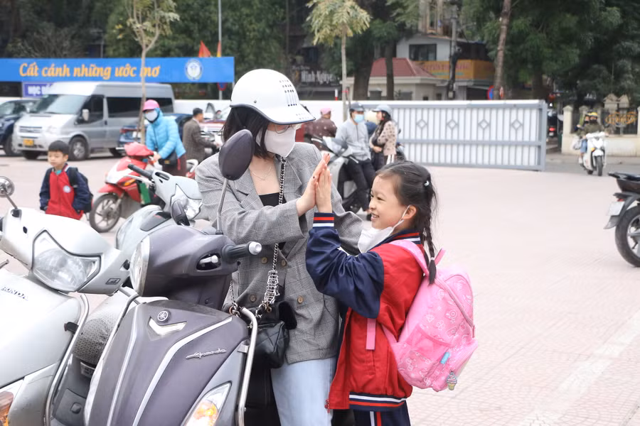 Mẹ và con gái cùng chúc nhau một ngày làm việc, học tập đầu tiên của năm mới với nhiều thuận lợi.