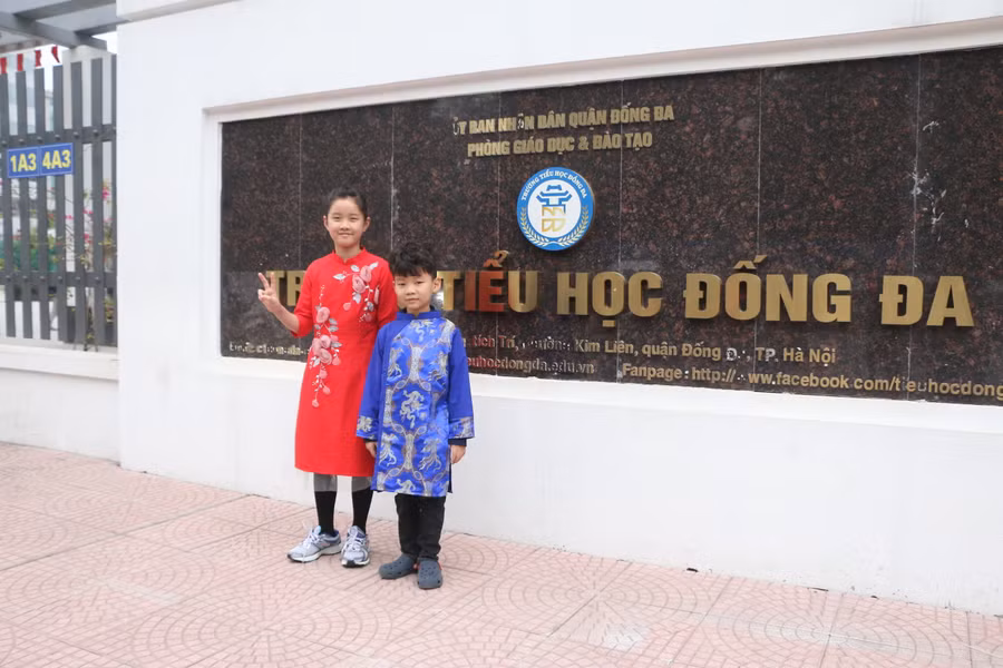 Hai chị em cùng mặc những bộ trang phục áo dài cách tân trong buổi học đầu tiên sau kỳ nghỉ Tết.