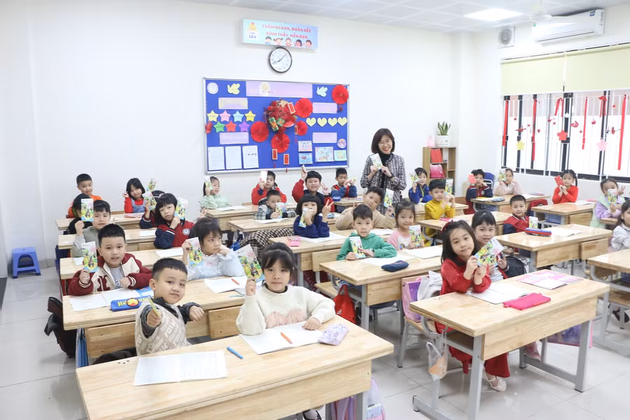 Tiết học đầu tiên của cô trò là hỏi han về những việc đã làm trong Tết khi ở nhà.