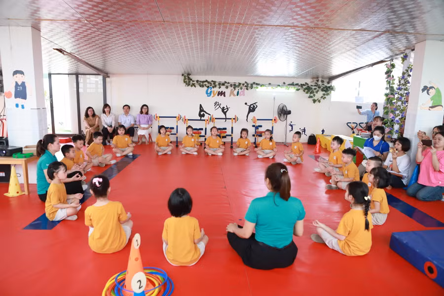Mỗi ngày đến trường được tham gia các trò chơi vận động là một ngày vui của các bé.