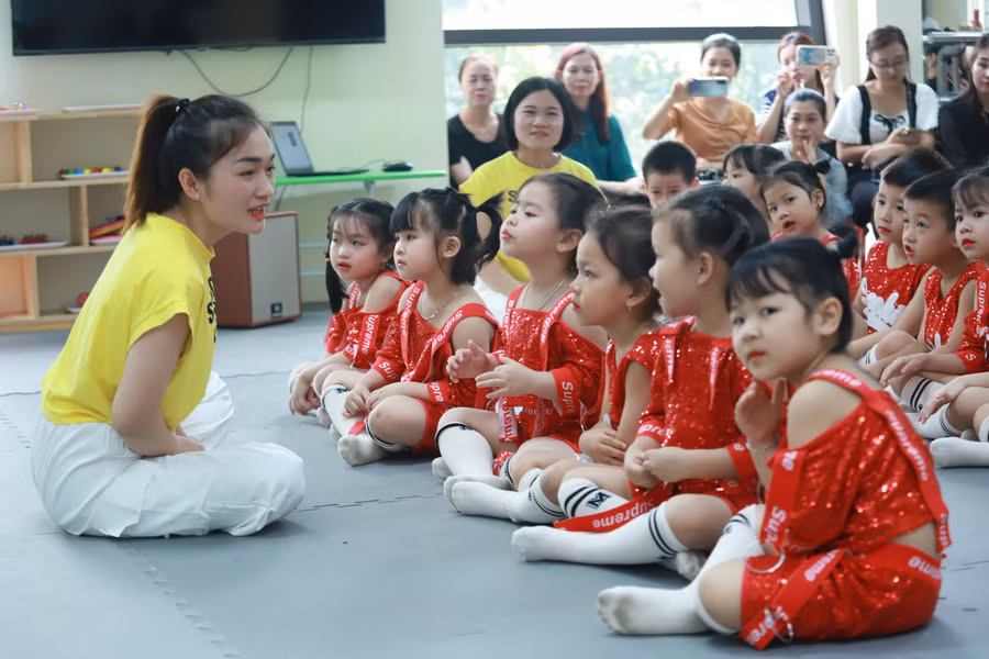 Cô trò cùng tham gia tiết học âm nhạc trong phòng Âm nhạc.