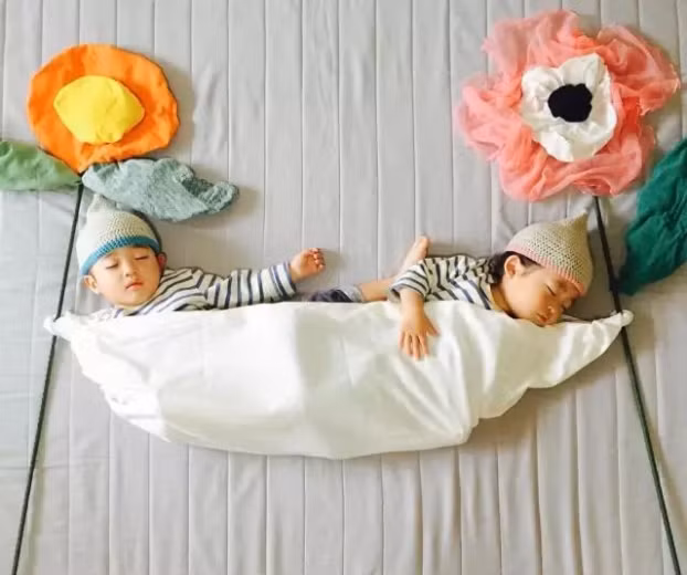 Bà mẹ tận dụng mọi lúc 2 con ngủ để tạo ra bộ ảnh siêu đáng yêu có một không hai 17
