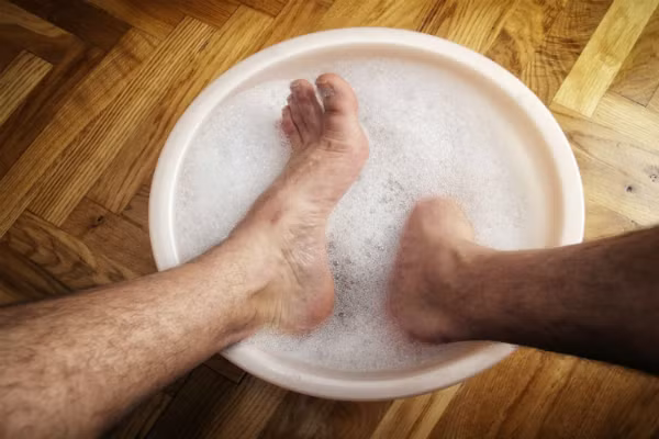 Rửa chân kỹ bằng xà phòng và chà xát vùng kẽ các ngón chân để loại bỏ mùi hôi. Ảnh:MH Rửa chân kỹ bằng xà phòng và chà xát giữa những kẽ các ngón chân. Ảnh: MH