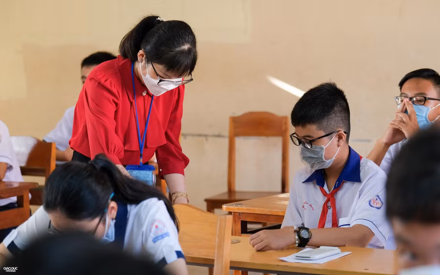 Cán bộ coi thi kiểm tra lại thông tin thí sinh trước khi làm bài thi. Cán bộ coi thi kiểm tra lại thông tin thí sinh trước khi làm bài thi.
