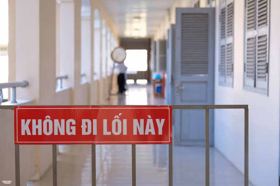 Khu vực làm việc của Hội đồng thi được tách biệt đảm bảo an toàn, trật tự trong suốt quá trình diễn ra kỳ thi. Khu vực làm việc của Hội đồng thi được tách biệt đảm bảo an toàn, trật tự trong suốt quá trình diễn ra kỳ thi.