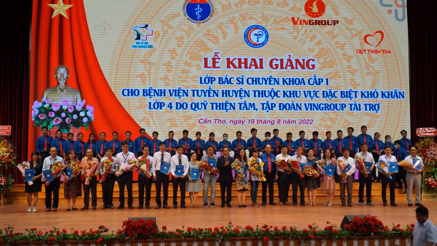 Khai giảng lớp bác sĩ chuyên khoa cấp I thuộc Dự án thí điểm bác sĩ trẻ tình nguyện về vùng khó khăn.