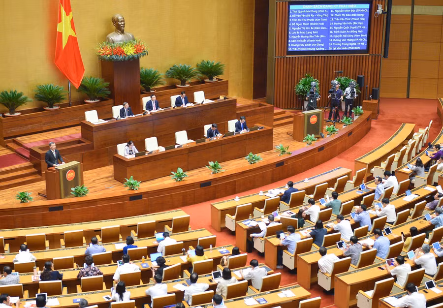 Các đại biểu quốc hội thảo luận tại Hội trường.