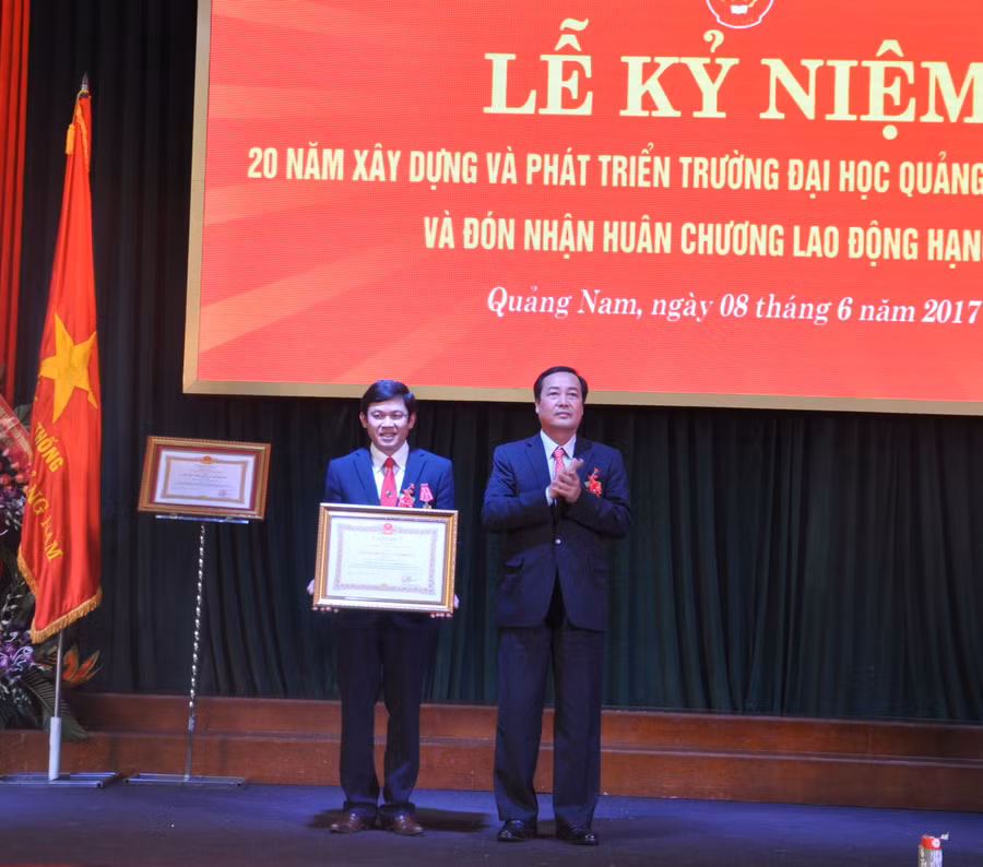 Trường ĐH Quảng Nam: Kỷ niệm 20 năm ngày thành lập và đón nhân Huân chương Lao động hạng Nhì ảnh 1 Trường ĐH Quảng Nam: Kỷ niệm 20 năm ngày thành lập và đón nhân Huân chương Lao động hạng Nhì ảnh 1