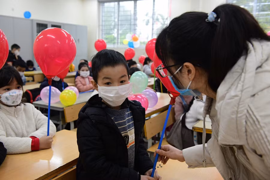 Cô trò Trường Tiểu học Yên Thường cùng làm quen trong buổi đầu đến lớp.