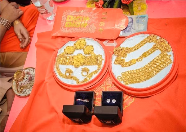 Vàng vòng cùng nhẫn kim cương.