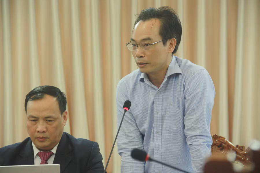 Làm chính sách thông qua đặt hàng nghiên cứu là cách làm không phải mới. Tuy nhiên, lần này, Bộ trưởng Bộ GD&ĐT Phùng Xuân Nhạ đi một bước mạnh hơn là không chỉ đặt hàng các đề tài mà có cả một chương trình. Trong quá trình đổi mới căn bản, toàn diện GD-ĐT có rất nhiều vấn đề, do đó, cần xây dựng một chương trình nghiên cứu để các đề tài liên kết chặt chẽ với nhau và phải phủ kín được các lĩnh vực. PGS Hoàng Minh Sơn Làm chính sách thông qua đặt hàng nghiên cứu là cách làm không phải mới. Tuy nhiên, lần này, Bộ trưởng Bộ GD&ĐT Phùng Xuân Nhạ đi một bước mạnh hơn là không chỉ đặt hàng các đề tài mà có cả một chương trình. Trong quá trình đổi mới căn bản, toàn diện GD-ĐT có rất nhiều vấn đề, do đó, cần xây dựng một chương trình nghiên cứu để các đề tài liên kết chặt chẽ với nhau và phải phủ kín được các lĩnh vực. PGS Hoàng Minh Sơn