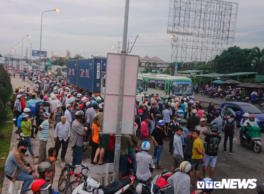 Nhan chung bang hoang ke giay phut container 