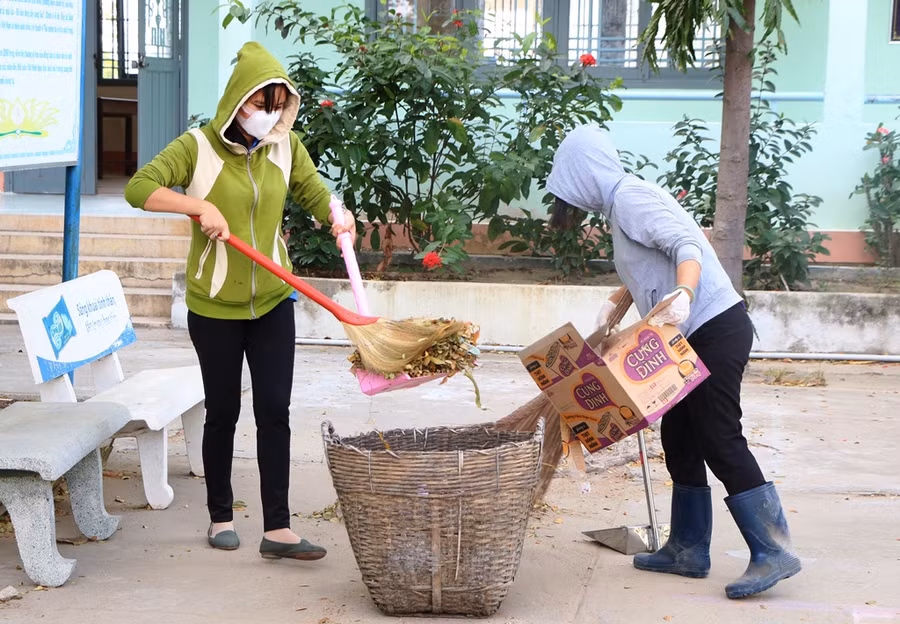 SỞ GD&ĐT cũng yêu cầu các trường học trên địa bàn tỉnh Ninh Thuận cần tổng vệ sinh để phòng, chống dịch Covid - 19 trong thời gian học sinh trở lại trường. (Ảnh: Ý Thảo). SỞ GD&ĐT cũng yêu cầu các trường học trên địa bàn tỉnh Ninh Thuận cần tổng vệ sinh để phòng, chống dịch Covid - 19 trong thời gian học sinh trở lại trường. (Ảnh: Ý Thảo).