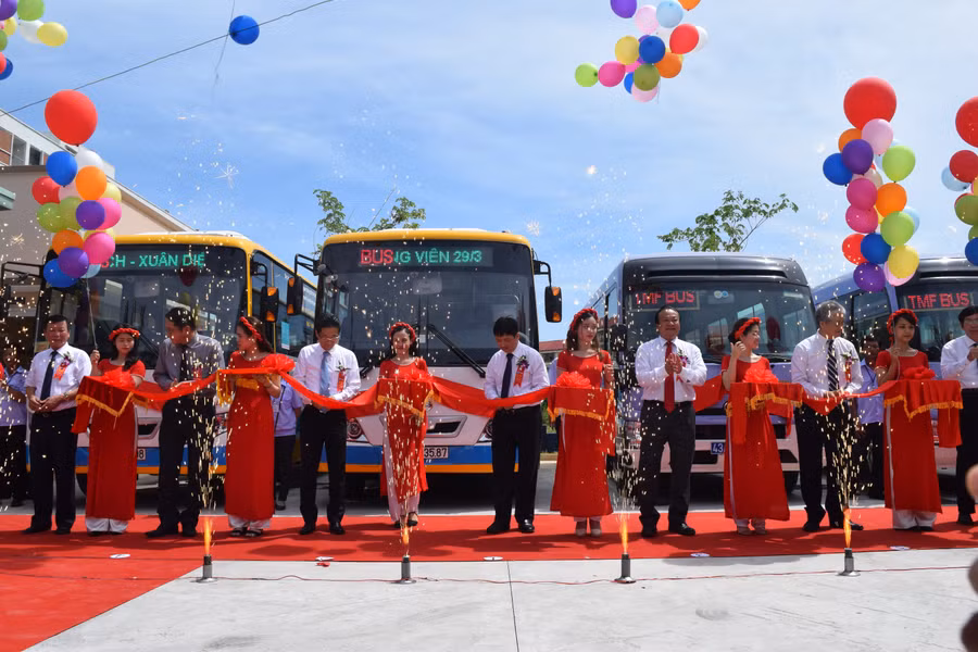  Công ty ô tô Toyota Việt Nam (TMV) trao tặng 2 xe buýt Toyota Coaster cho TP. Đà Nẵng.
