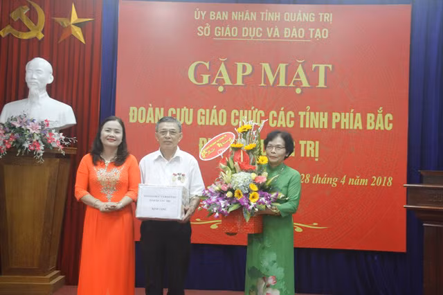 Ngành giáo dục Quảng Trị tặng hoa chúc mừng các cựu giáo viên