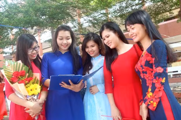 Nữ giáo viên Trường THPT thực hành SP- thuộc Trường ĐH Đồng Nai ( Ảnh: Đ.L.Y) 