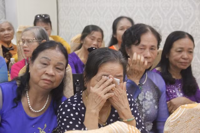 Nhiều nhà giáo không cầm được nước mắt