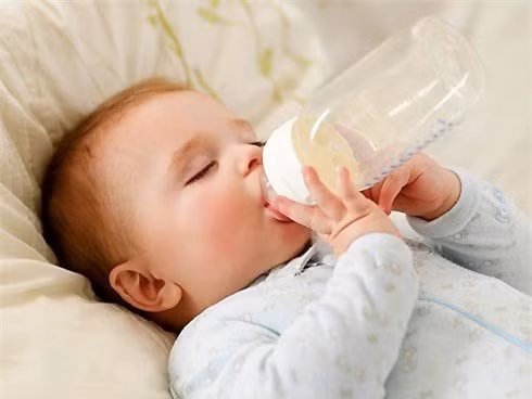  Vào những ngày lễ Tết, việc phải di chuyển liên tục và vận động mạnh làm bé nhanh mệt và dễ ngủ quên trên xe. 