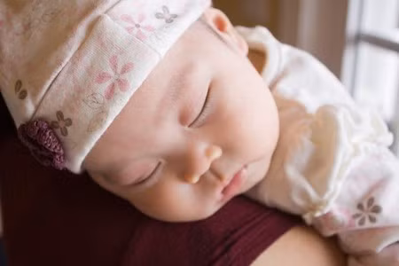  Trong ngày, cha mẹ cần tranh thủ thời gian để sắp xếp những giấc ngủ hoặc khoảng nghỉ ngơi ngắn cho bé. Ảnh: Masterfile 