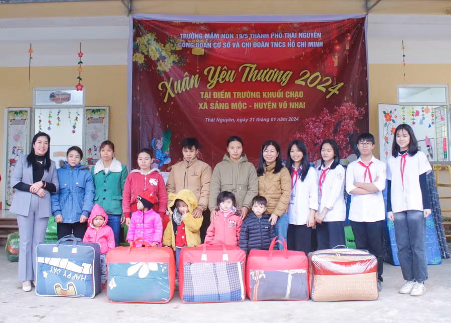 Học sinh có hoàn cảnh đặc biệt khó khăn tại điểm trường Mầm non Khuổi Chạo nhận quà Tết.