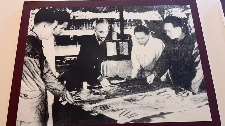 Bộ Chính trị, Ban Chấp hành Trung ương Đảng quyết định chủ trương, kế hoạch tác chiến Đông Xuân (1953-1954) và mở Chiến dịch Điện Biên Phủ. Bộ Chính trị, Ban Chấp hành Trung ương Đảng quyết định chủ trương, kế hoạch tác chiến Đông Xuân (1953-1954) và mở Chiến dịch Điện Biên Phủ.