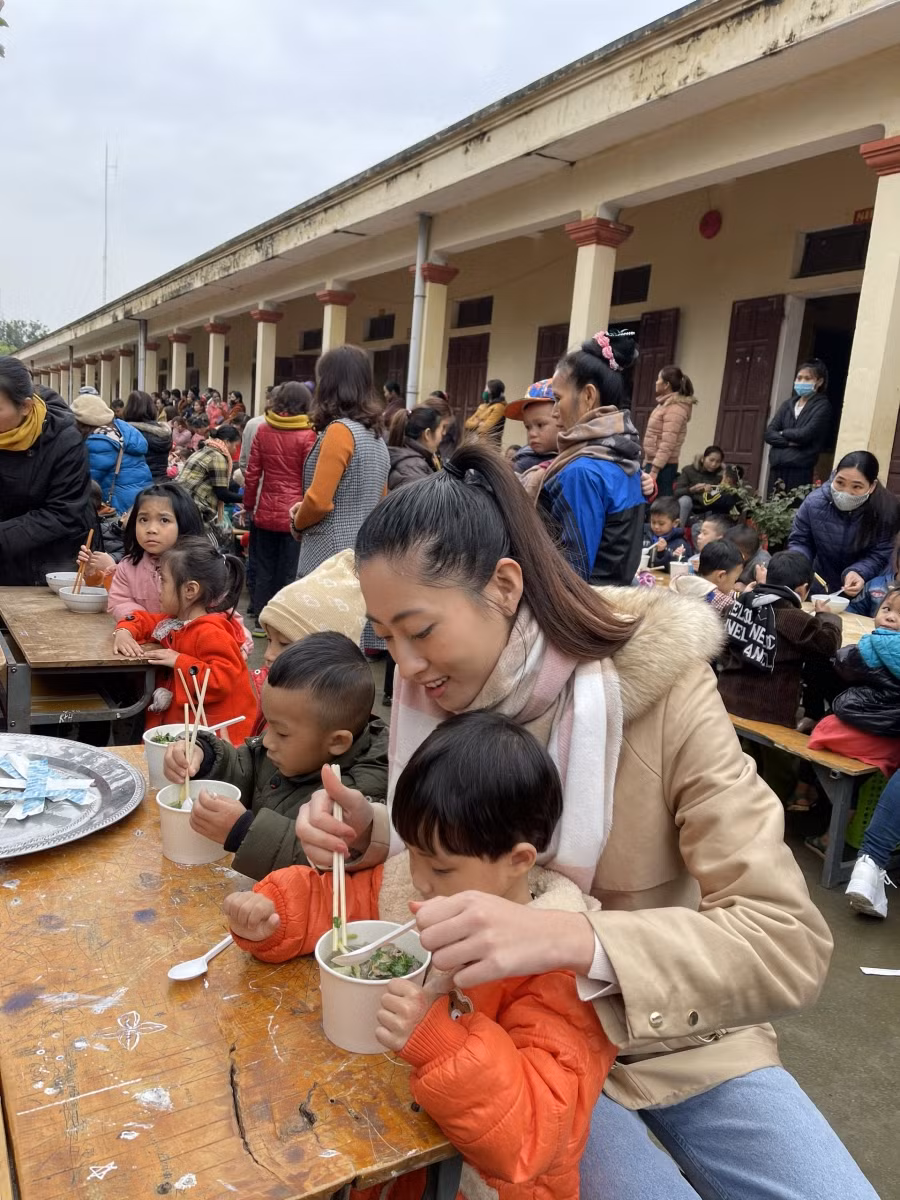 Lương Thùy Linh nấu phở cho các em nhỏ vùng cao.