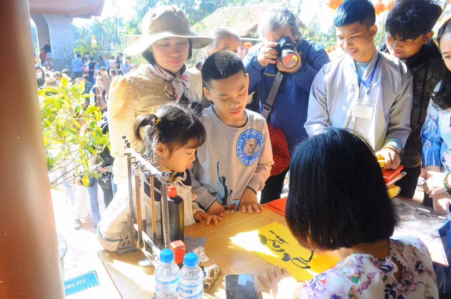 Người dân xin chữ lấy lộc đầu năm.