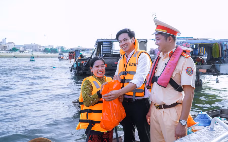 Đoàn đã trao tặng 30 phần quà cho tiểu thương đang hoạt động tại khu vực chợ nổi Cái Răng. Đoàn đã trao tặng 30 phần quà cho tiểu thương đang hoạt động tại khu vực chợ nổi Cái Răng.