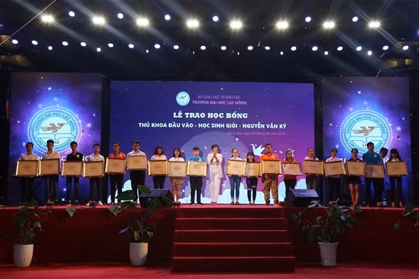 Các sinh viên nhận học bổng của nhà trường