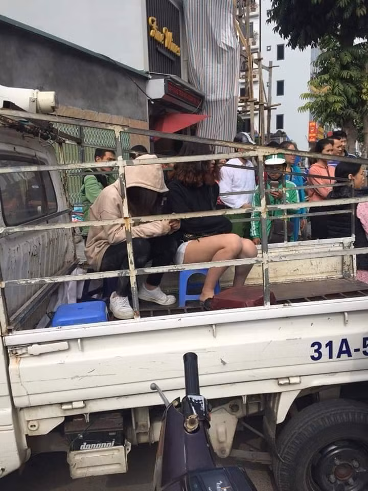 Cảnh sát đến hiện trường đưa cô gái áo đen và người bạn đi cùng về trụ sở để làm rõ.