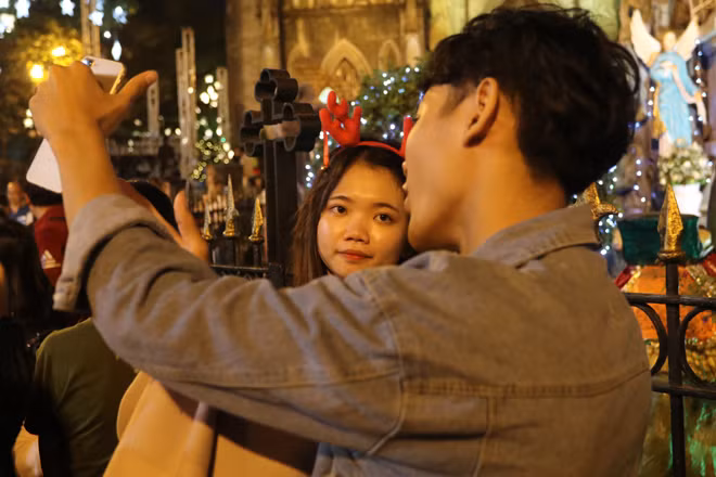 Nhà thờ Lớn, phố phường Hà Nội đều bừng sáng không khí Giáng sinh ảnh 11 Chú thích ảnh