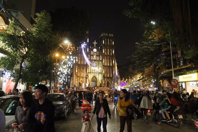 Nhà thờ Lớn, phố phường Hà Nội đều bừng sáng không khí Giáng sinh ảnh 12 Chú thích ảnh