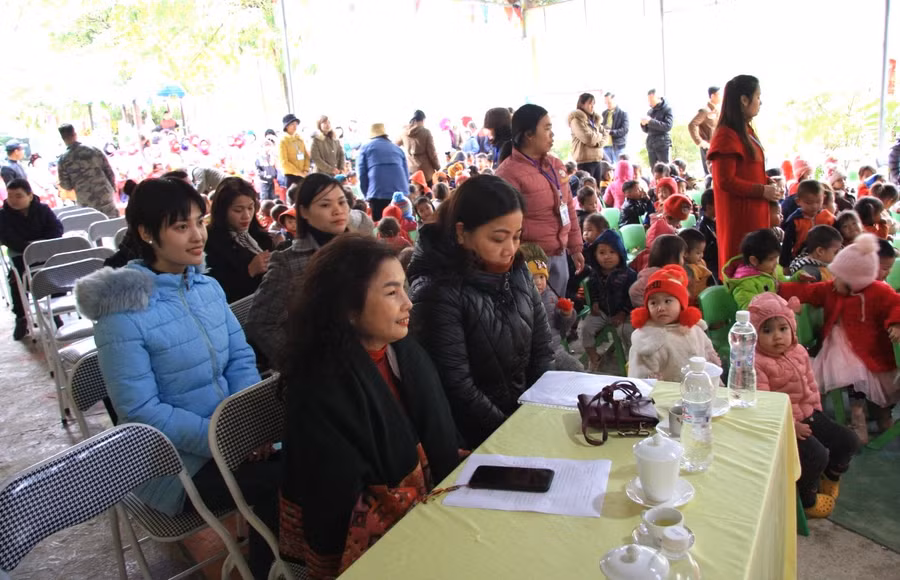 Bà Đặng Thị Kim Hoa - Phó Trưởng Phòng GD-ĐT huyện Yên Minh (Ngồi hàng đầu bên phải) cùng các thầy cô giáo, phụ huynh HS, HS và các thành viên đoàn thiện nguyện trong buổi trao quà tặng.