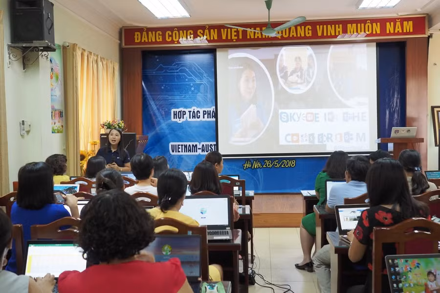 Trường THPT Phan Huy Chú - Đống Đa thường xuyên tổ chức những buổi đào tạo, chia sẻ kiến thức CNTT cho các thầy cô giáo trong trường