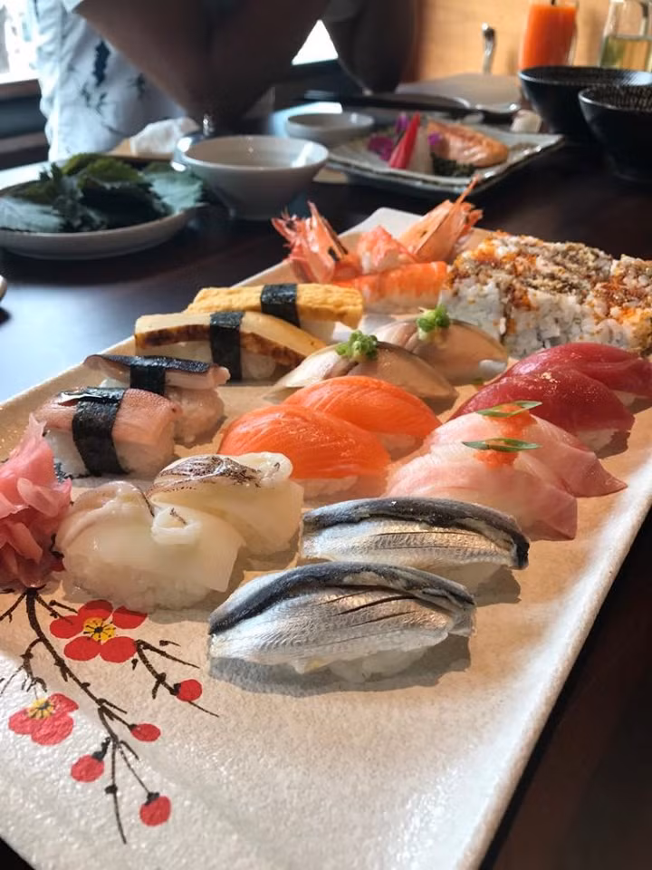 Món sushi ngon miệng tại cửa hàng.