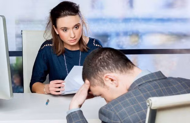 Vừa nói vừa nhìn vào mắt nhau quả là khó khăn.