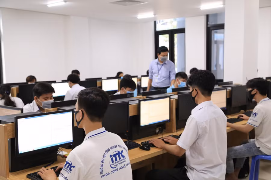 Sinh viên Khoa CNTT Trường ĐH Công nghiệp Thực phẩm TPHCM thực tập trong phòng máy