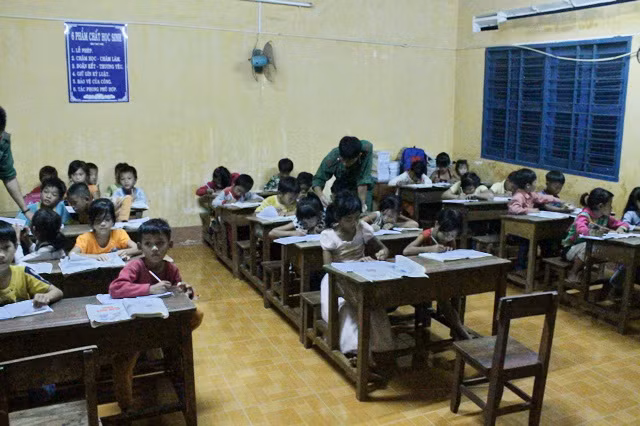 Tiếng ê a đánh vần từ lớp học của thầy giáo quân hàm xanh ảnh 1 Tiếng ê a đánh vần từ lớp học của thầy giáo quân hàm xanh ảnh 1